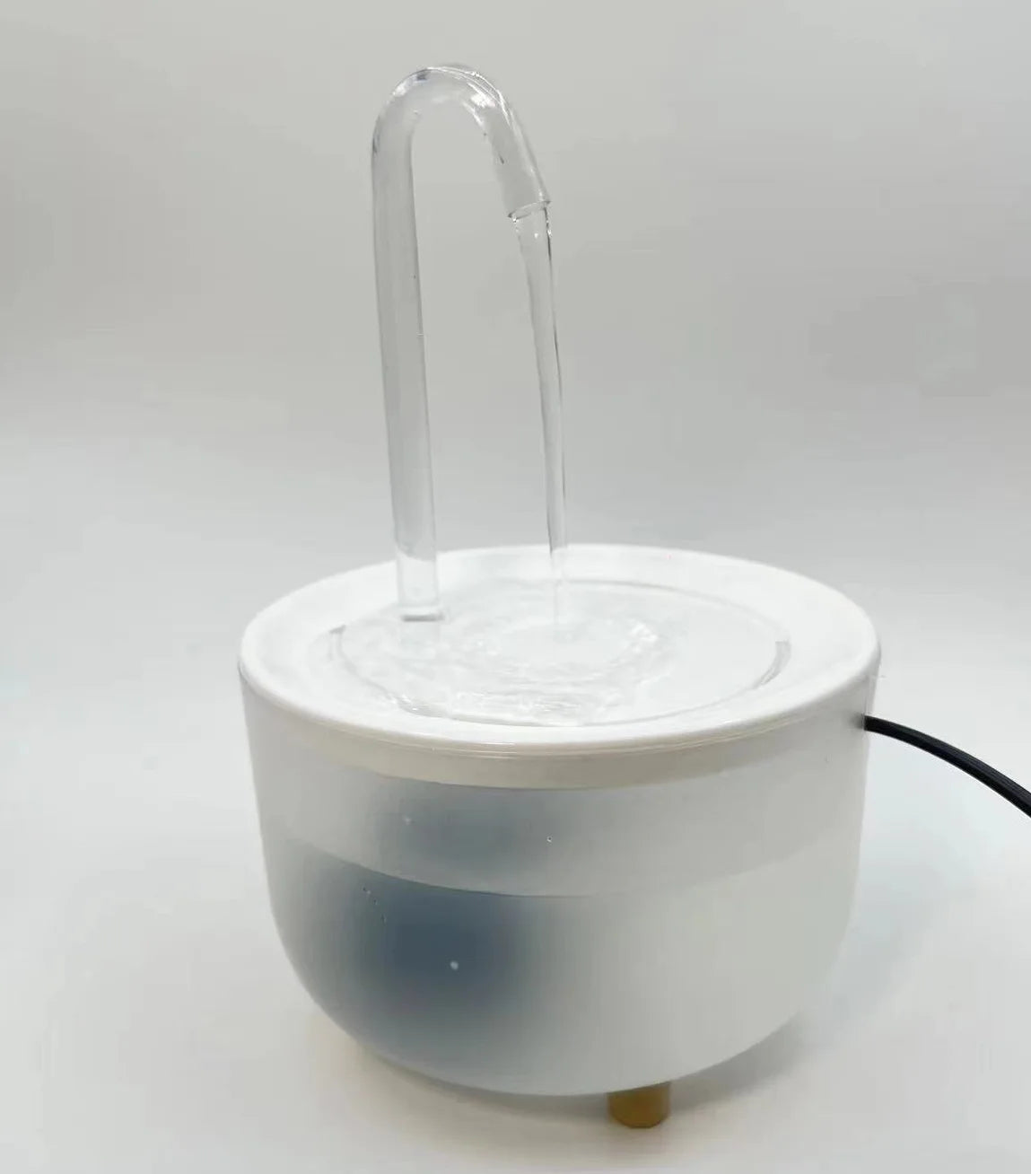 Easy-to-use USB electric water fountain for cats.